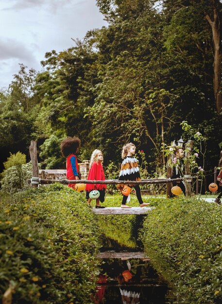 Gratis foto jonge kinderen bedriegen of behandelen tijdens halloween