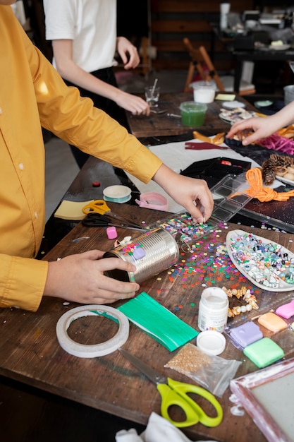 Jonge kinderen die een doe-het-zelfproject maken van upcycled materialen