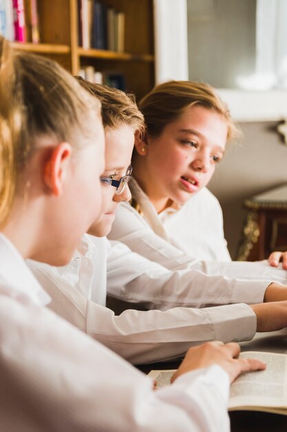 Jonge kinderen die samen in bibliotheek zitten