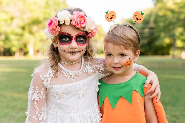 Jonge kinderen met kostuums