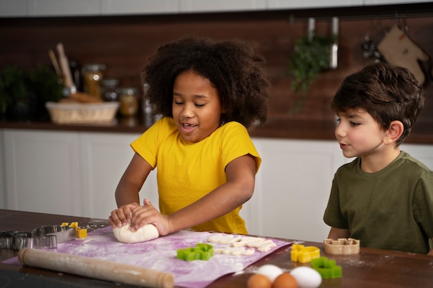 Jonge kinderen samen koken