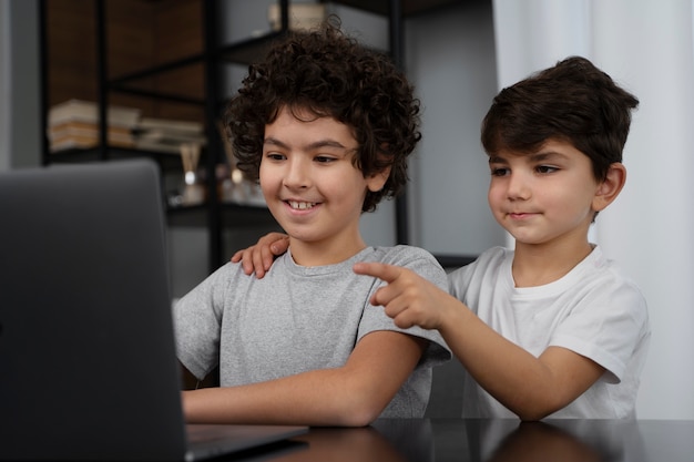 Jonge kinderen samen online streamen