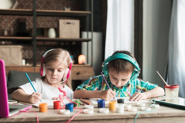 Jonge kinderen schilderen