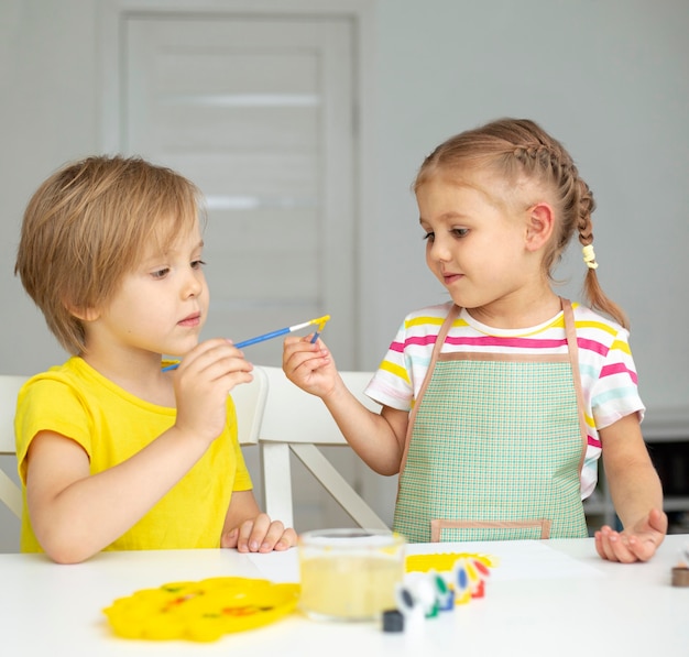 Gratis foto jonge kinderen schilderen