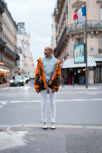 Gratis foto jonge knappe afro-amerikaanse man poseren buiten in parijs. gelukkige glimlach, mode-stijl.