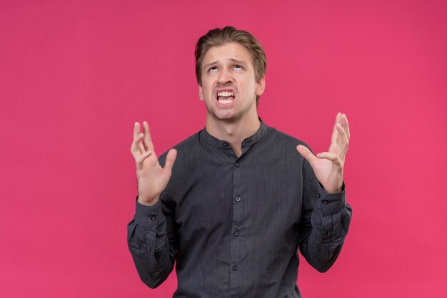 Jonge knappe man gek en gek geschreeuw met agressieve uitdrukking