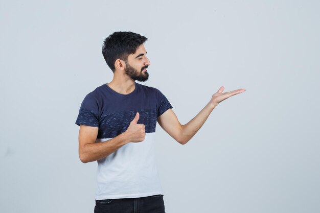 Jonge knappe man in een casual t-shirt