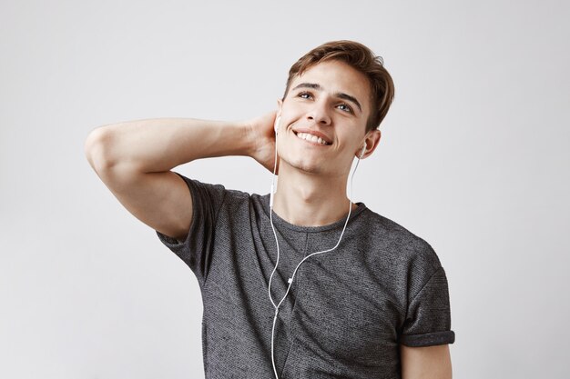 Jonge knappe man luistert muziek met koptelefoon