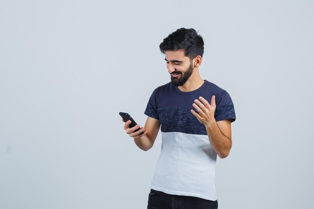 Jonge knappe man met behulp van een telefoon