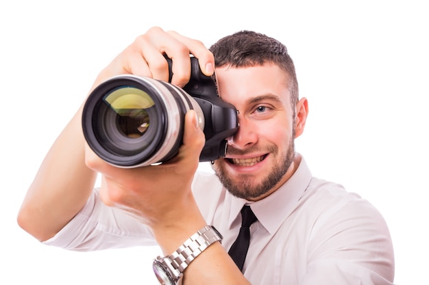 Jonge knappe man met camera geïsoleerd over witte muur.