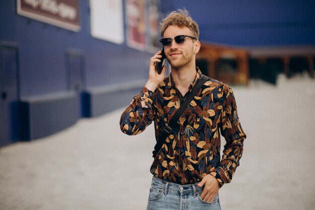 Jonge knappe man praten aan de telefoon