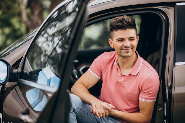 Jonge knappe man zit in de auto