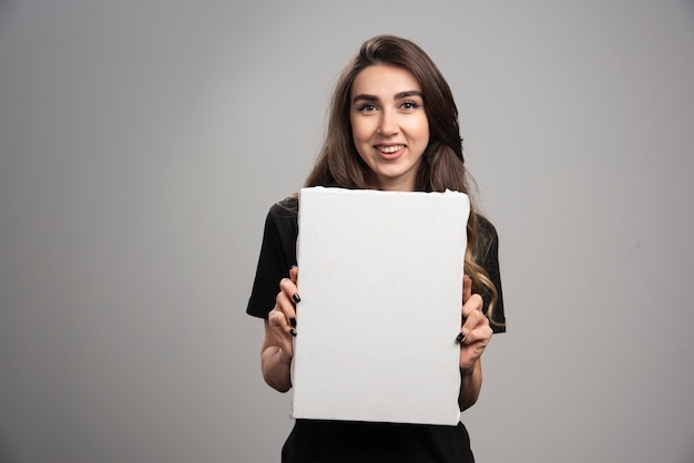 Jonge kunstenaar in het zwarte canvas van de overhemdsholding.