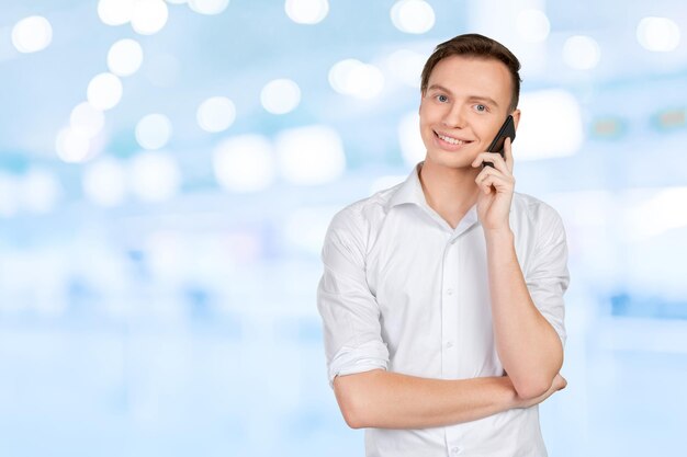 Jonge lachende man praten op de mobiele telefoon