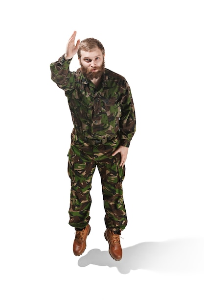 Jonge leger soldaat camouflage uniform dragen geïsoleerd op wit