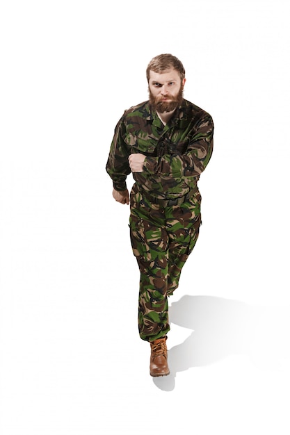 Gratis foto jonge legermilitair die eenvormige camouflage draagt