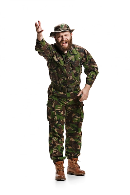 Jonge legermilitair die eenvormige camouflage dragen geïsoleerd op wit