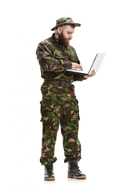 Jonge legermilitair die eenvormige camouflage dragen geïsoleerd op wit