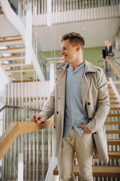 Jonge leraar binnen de universiteit