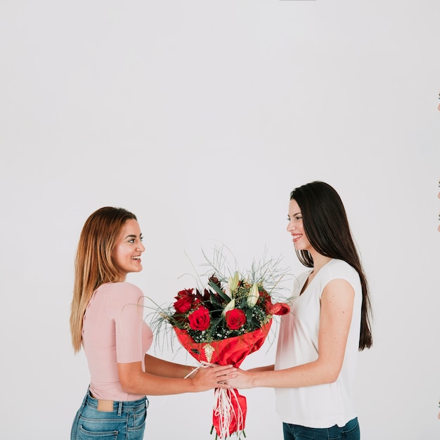 Jonge lesbische vrouwen met bloemen