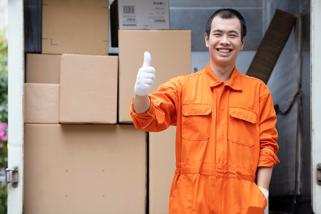 Jonge levering man pakketten in levering auto laden