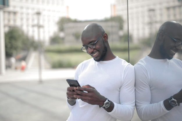 Jonge man aan de telefoon op straat