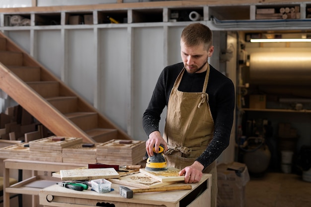 Jonge man aan het werk in een houtgravure-atelier