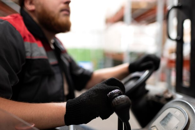 Jonge man aan het werk in een magazijn