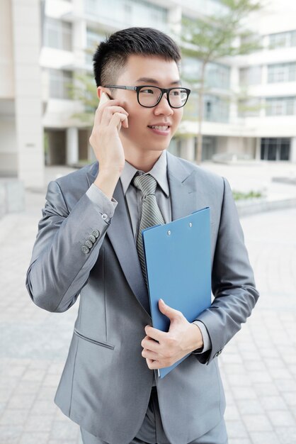 Jonge man belt met zijn smartphone