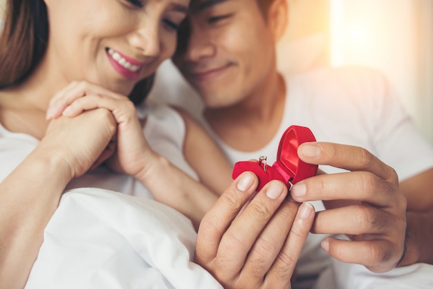 Jonge man brengen ring box voor zijn vriendin bij hem thuis