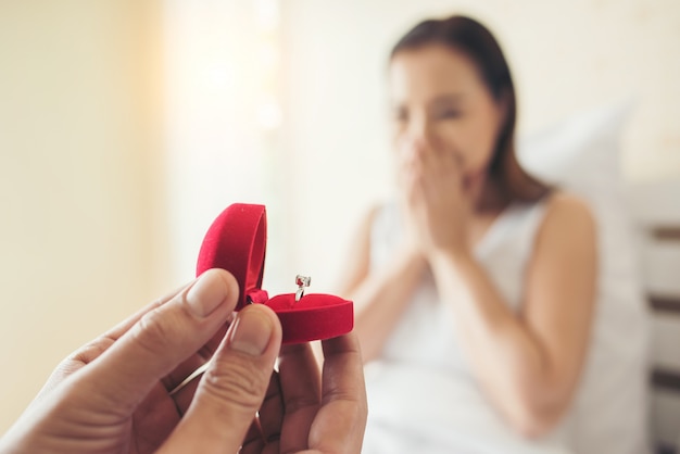 Jonge man brengen ring box voor zijn vriendin bij hem thuis