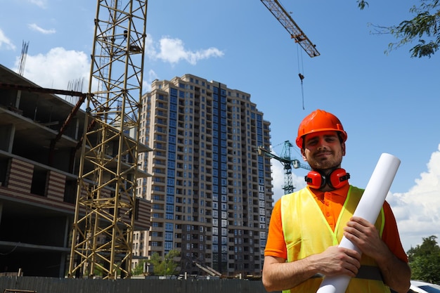 Jonge man burgerlijk ingenieur in veiligheidshoed