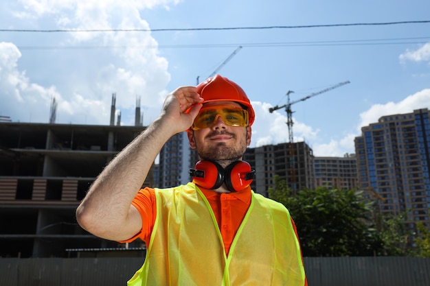 Jonge man burgerlijk ingenieur in veiligheidshoed