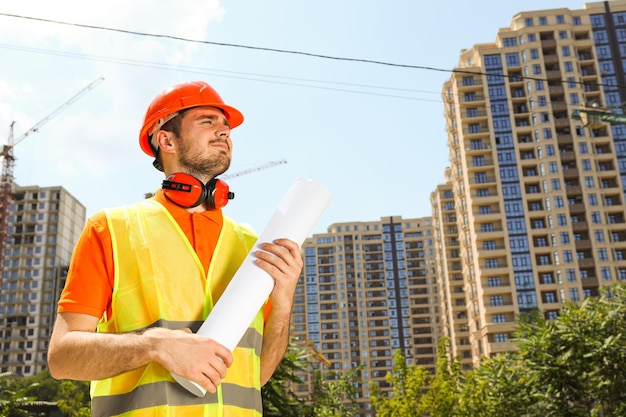 Jonge man burgerlijk ingenieur in veiligheidshoed