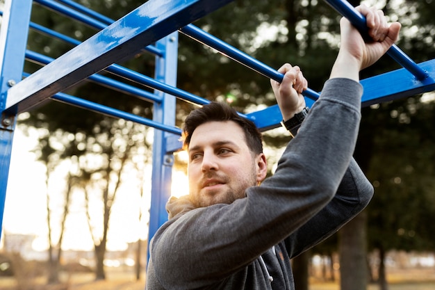 Jonge man die buiten in het park traint