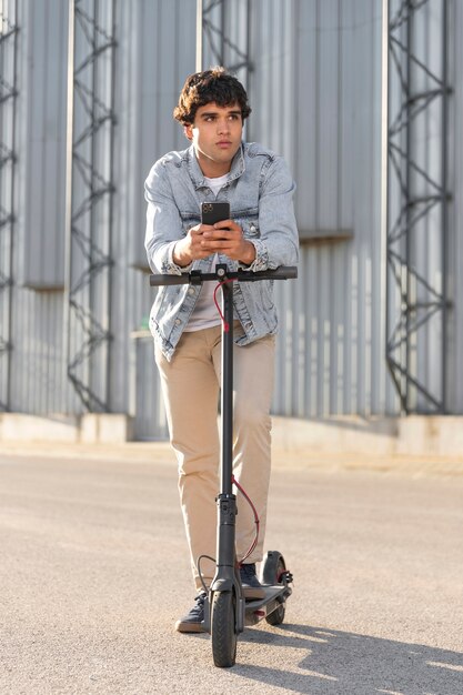Jonge man die een ritje maakt met een scooter