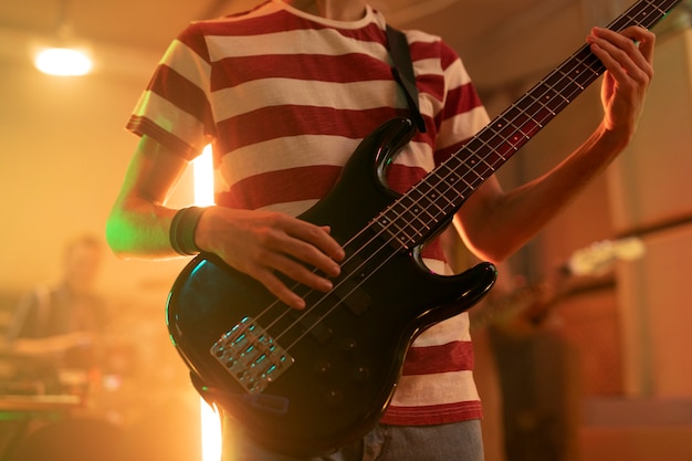 Jonge man die gitaarmuziek speelt op een plaatselijk evenement