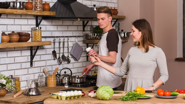 Jonge man die kruiden geeft aan vriendin