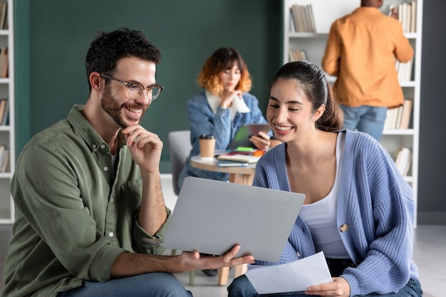 Jonge man die zijn collega-informatie van zijn laptop laat zien