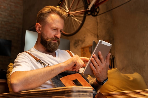 Gratis foto jonge man die zijn fietsbedrijf beheert