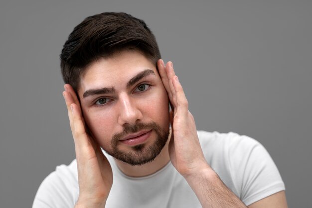 Jonge man die zijn gloeiende huid laat zien