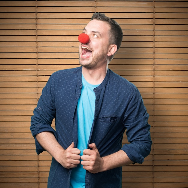 Gratis foto jonge man draagt ​​een blauwe outfit. crazy clown.