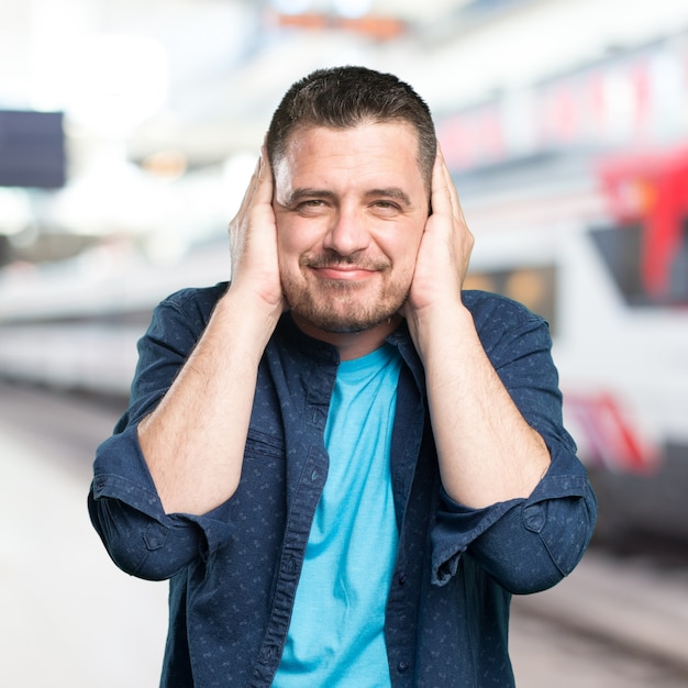 Jonge man draagt ​​een blauwe outfit. hij is over zijn oren, want