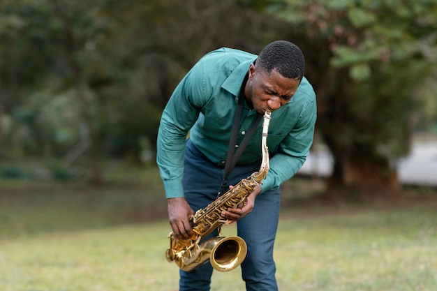 Gratis foto jonge man een instrument bespelen op internationale jazzdag