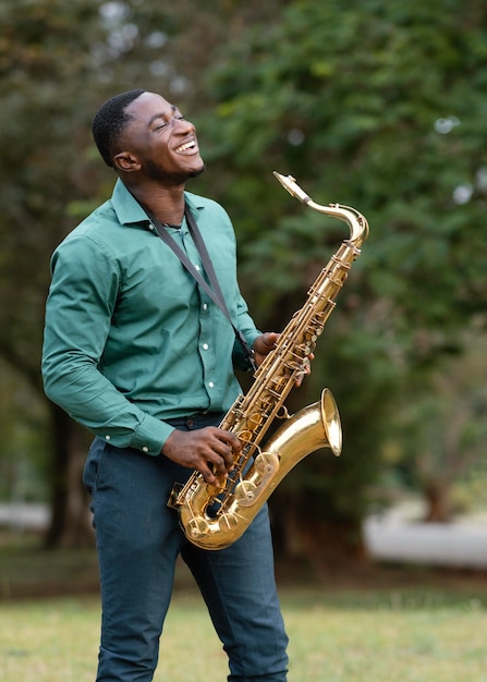 Jonge man een instrument bespelen op internationale jazzdag