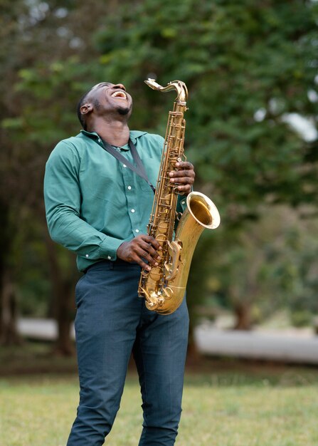 Jonge man een instrument bespelen op internationale jazzdag