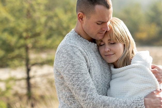 Jonge man en mooie vrouw knuffelen