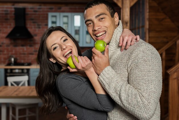 Jonge man en vrouw die een appel hebben