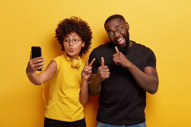 Jonge man en vrouw die selfie nemen