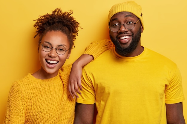 Jonge man en vrouw gekleed in geel